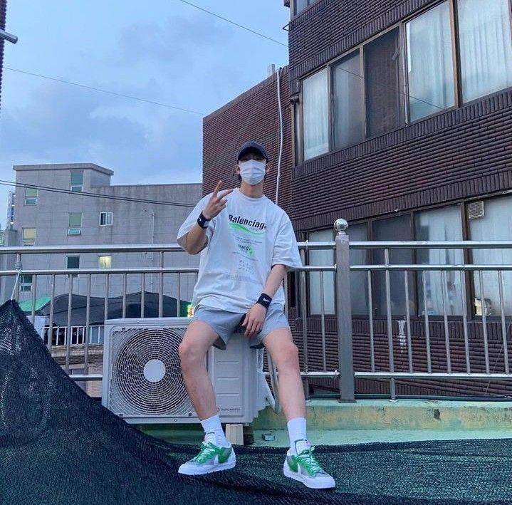 mix and match sneakers ala Jaewook (instagram.com/jxxvvxxk)