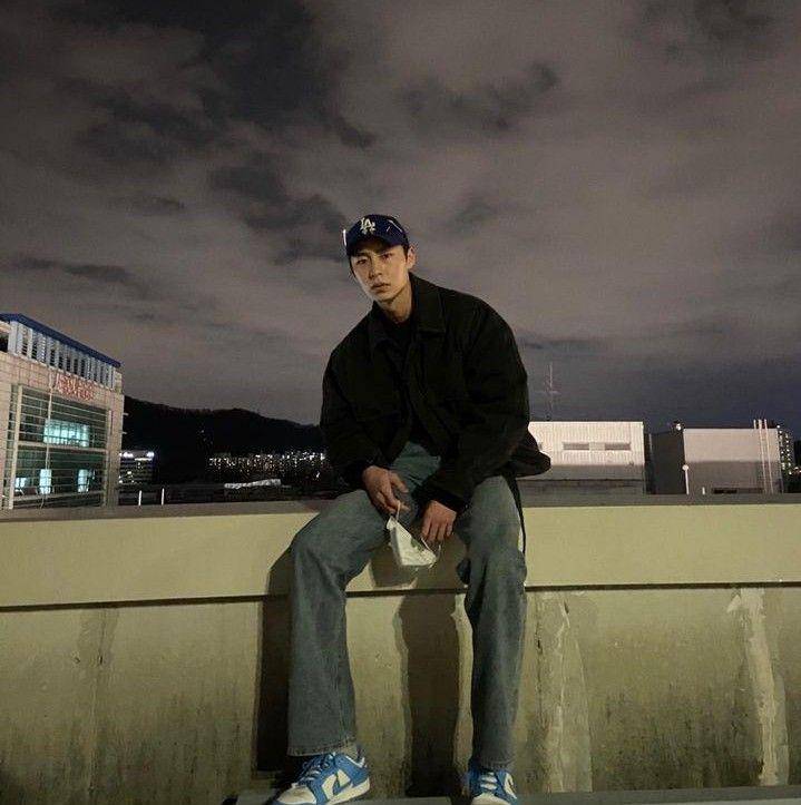 mix and match sneakers ala Jaewook (instagram.com/jxxvvxxk)