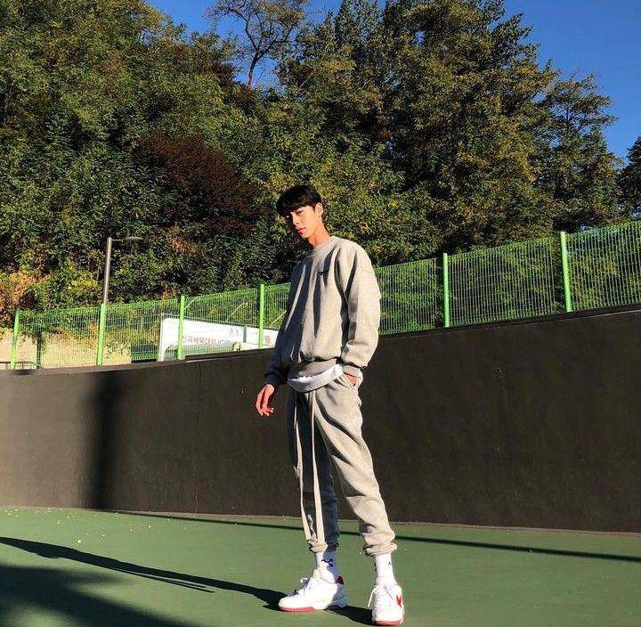 mix and match sneakers ala Jaewook (instagram.com/jxxvvxxk)