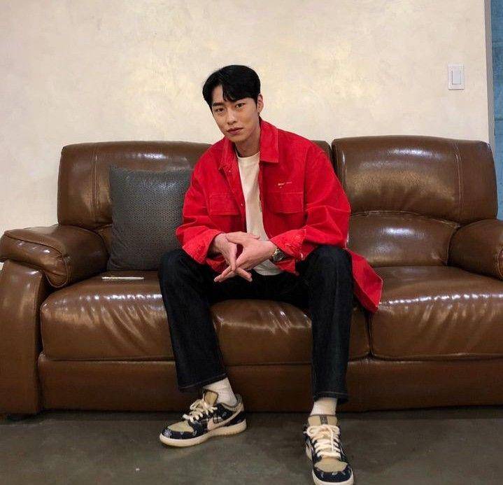 mix and match sneakers ala Jaewook (instagram.com/jxxvvxxk)