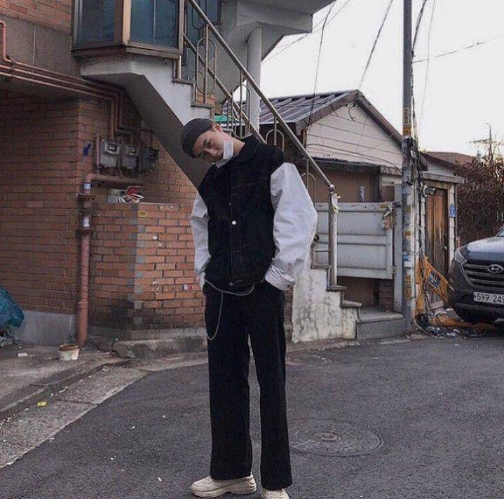 mix and match sneakers ala Jaewook (instagram.com/jxxvvxxk)
