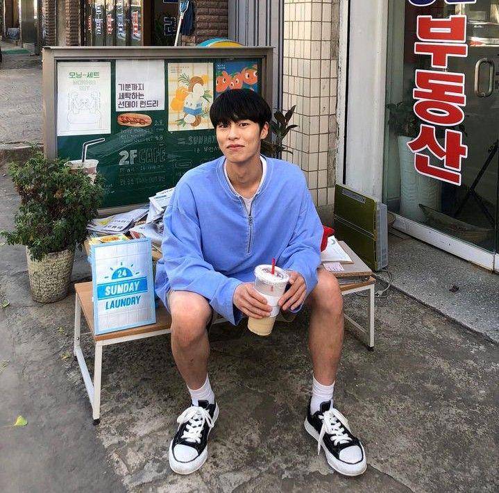 mix and match sneakers ala Jaewook (instagram.com/jxxvvxxk)