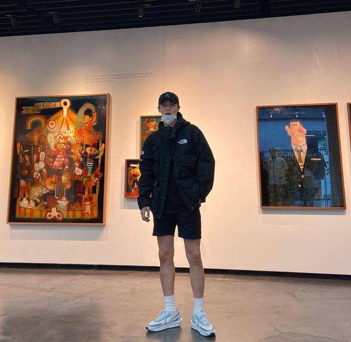 mix and match sneakers ala Jaewook (instagram.com/jxxvvxxk)