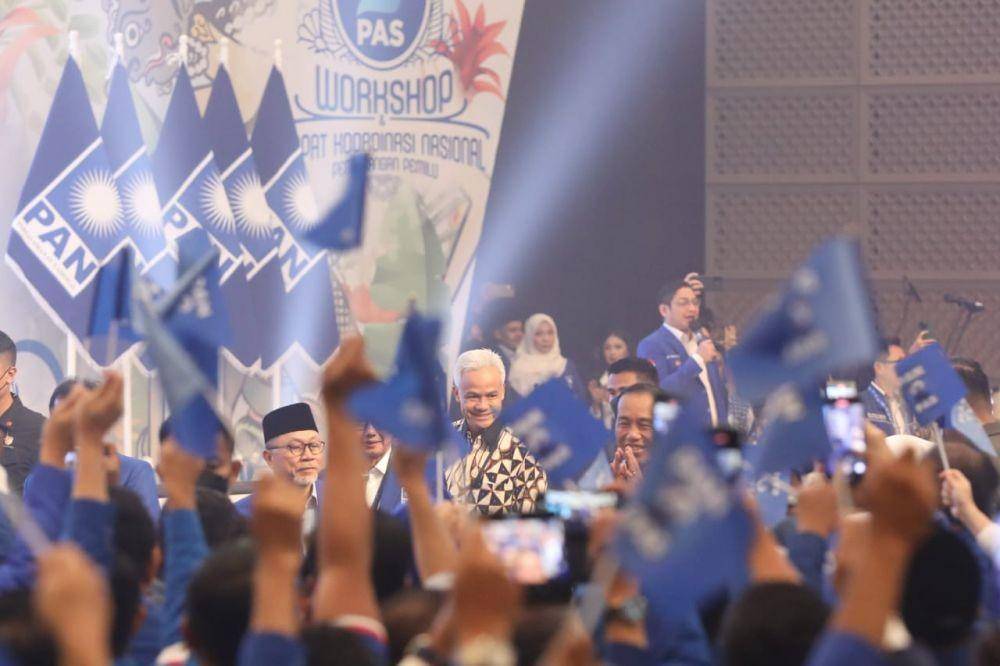 Tampak Ketum PAN Zulkifli Hasan alias Zulhas, Gubernur Jateng Ganjar Pranowo, dan Presiden Jokowi berada di tengah kerumunan massa kader dan pengurus PAN saat acara Rakornas di Hotel Padma Semarang. (IDN Times/Dok Humas Pemprov Jateng)