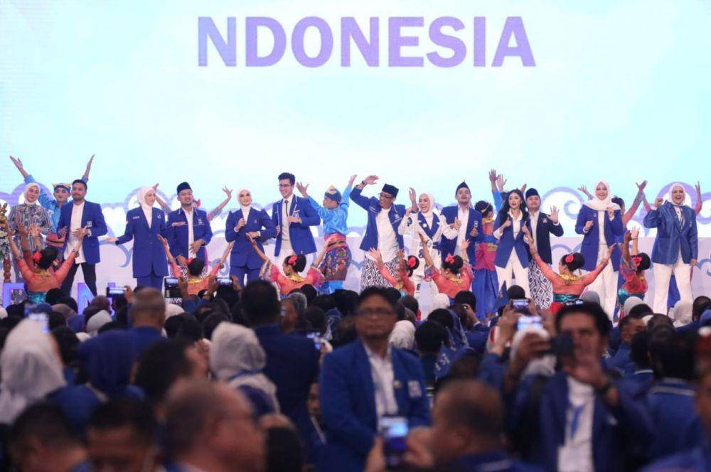 Massa dari simpatisan kader dan pengurus PAN kompak memakai sarung saat Rakornas PAN di Hotel Padma Semarang. (IDN Times/Dok Humas Pemprov Jateng)