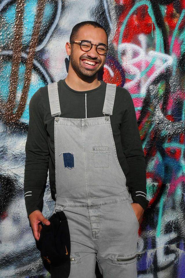 Ilustrasi overall denim (unsplash.com/Max Harlynking)