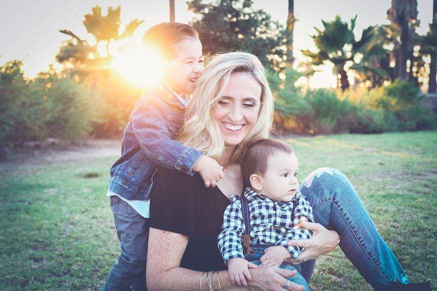 ilustrasi ibu dan anak (unsplash.com/Edward Cisneros)