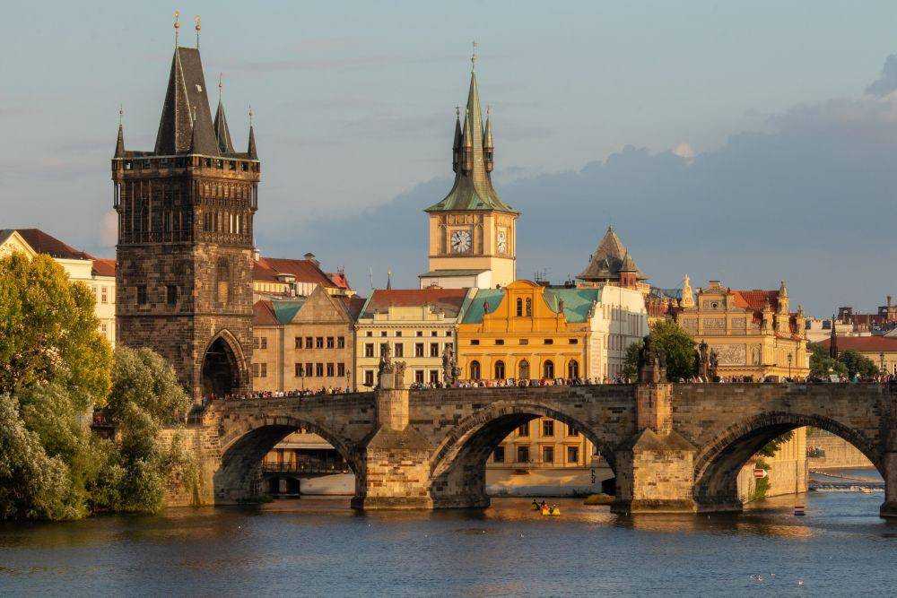 ilustrasi Charles Bridge (unsplash.com/@martinkrchnacek)