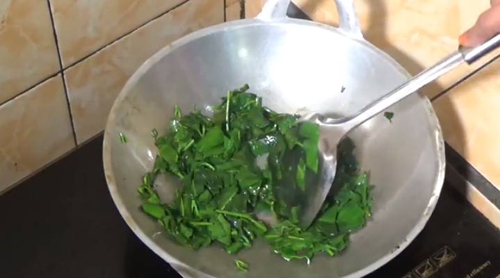 ilustrasi memasak tumis daun melinjo (youtube.com/Temen MAMAH)