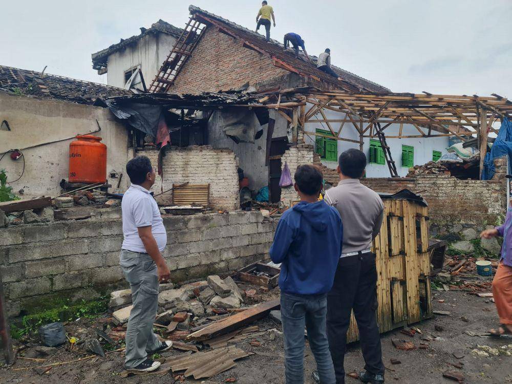 Hujan deras disertai angin dan petir merusak rumah warga di Banyuwangi. (FOTO: Pusdalops BPBD Banyuwangi)