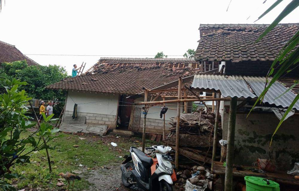 Hujan deras disertai angin dan petir merusak rumah warga di Banyuwangi. (FOTO: Pusdalops BPBD Banyuwangi)