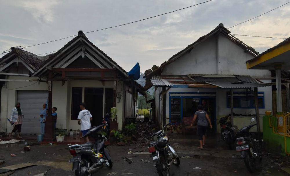 Hujan deras disertai angin dan petir merusak rumah warga di Banyuwangi. (FOTO: Pusdalops BPBD Banyuwangi)