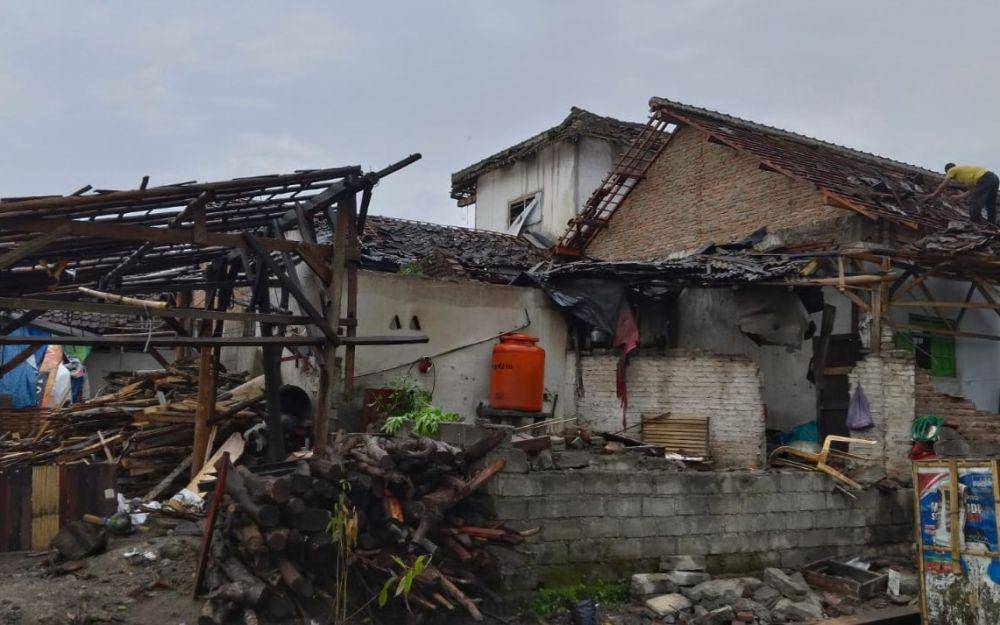 Hujan deras disertai angin dan petir merusak rumah warga di Banyuwangi. (FOTO: Pusdalops BPBD Banyuwangi)