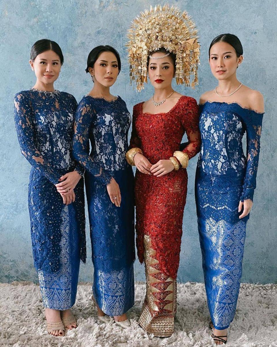 Dress dan kebaya bridesmaid. (instagram.com/noiaswari)