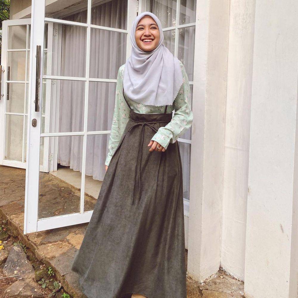 ide outfit hijab semi formal ala Cut Syifa (instagram.com/cutsyifaa)