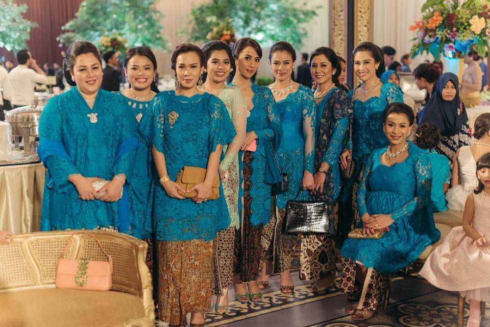 Kebaya dan dress bridesmaid. (instagram.com/therealdisastr)