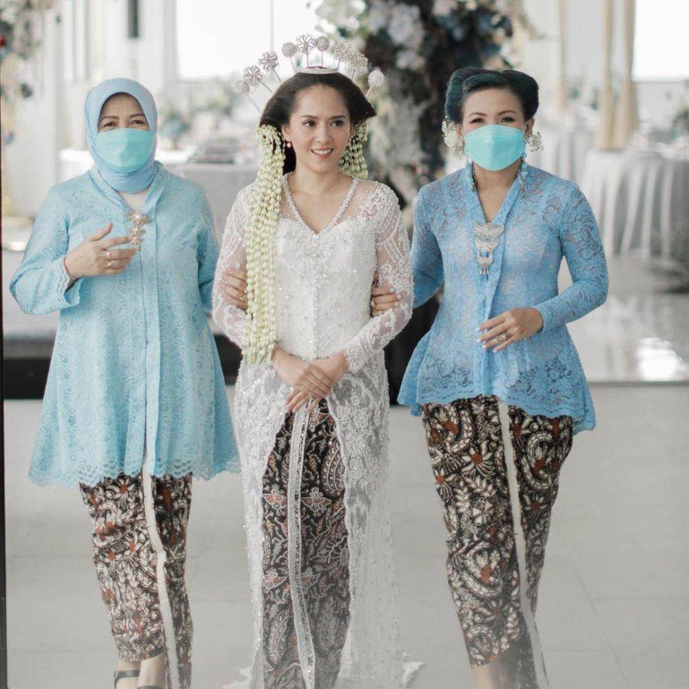 Seragam keluarga. (instagram.com/lalakarmela)