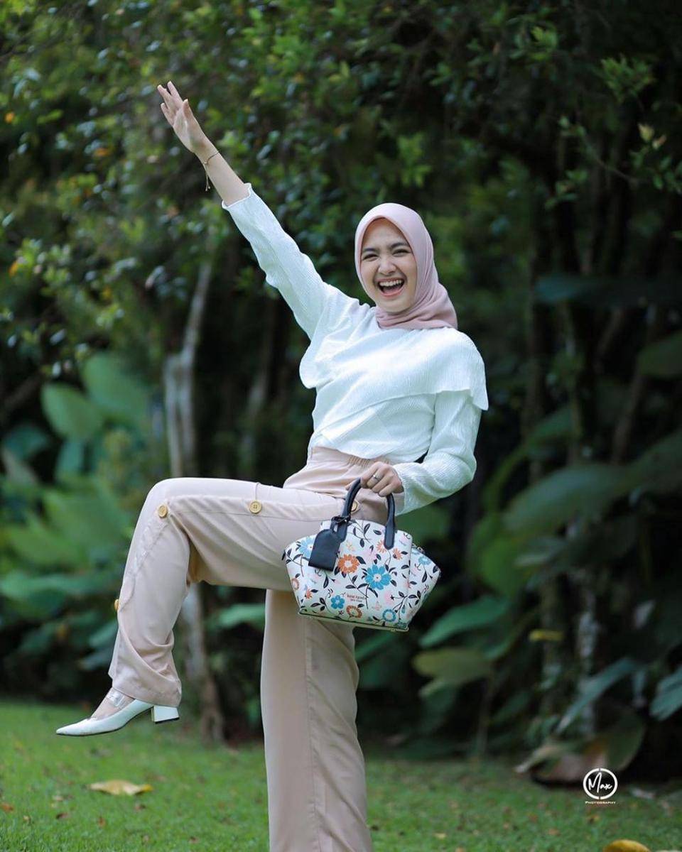 ide outfit hijab semi formal ala Cut Syifa (instagram.com/cutsyifaa)