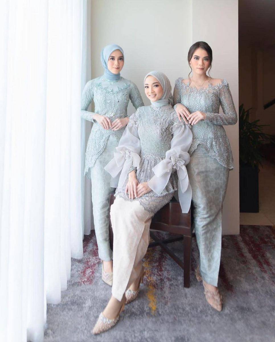 Dress dan kebaya bridesmaid. (instagram.com/vinamaulina)