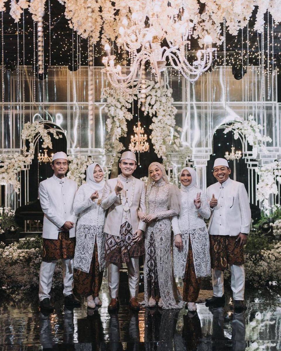 Seragam keluarga. (instagram.com/meiraniap)