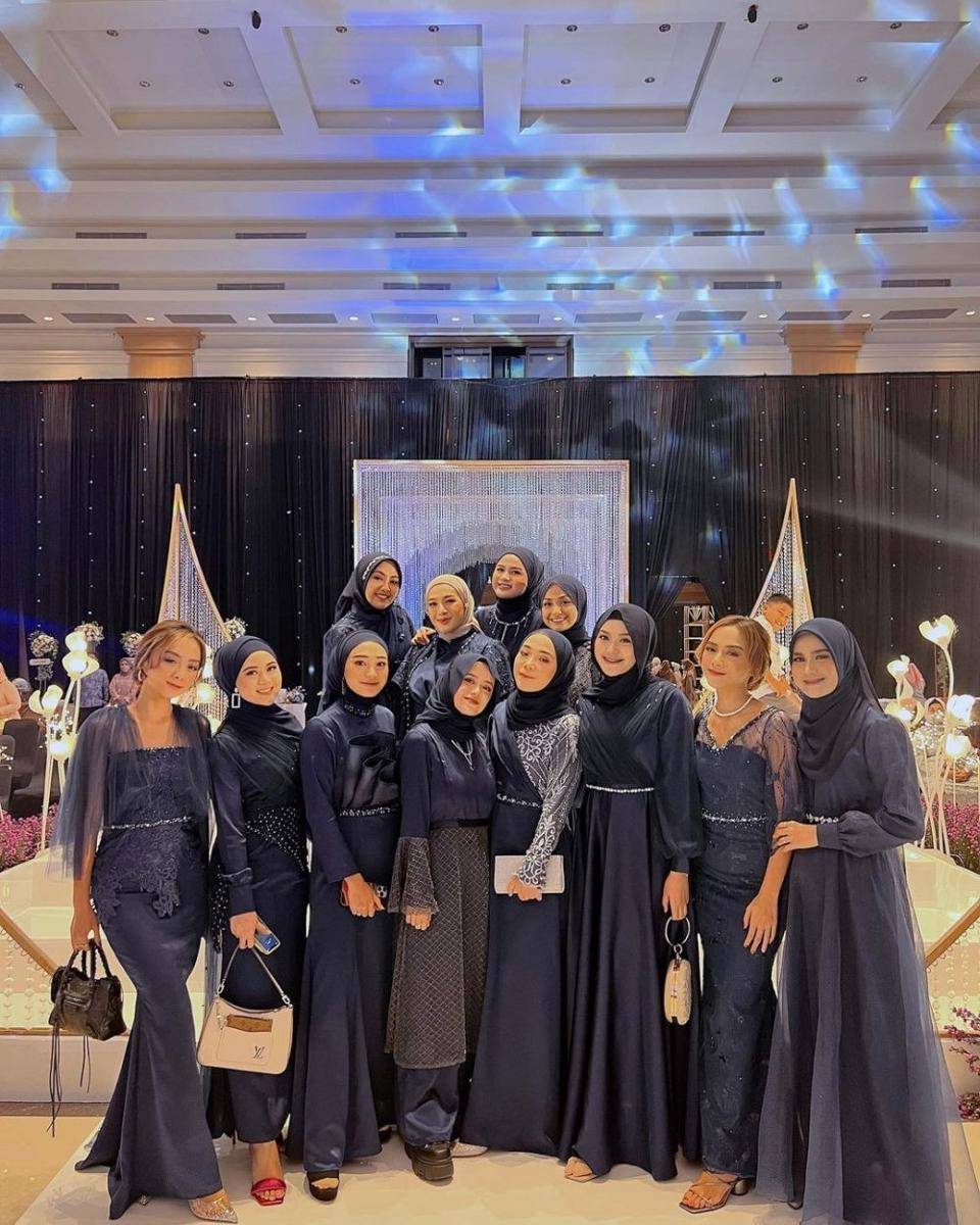 Dress dan kebaya bridesmaid. (instagram.com/saritiw)