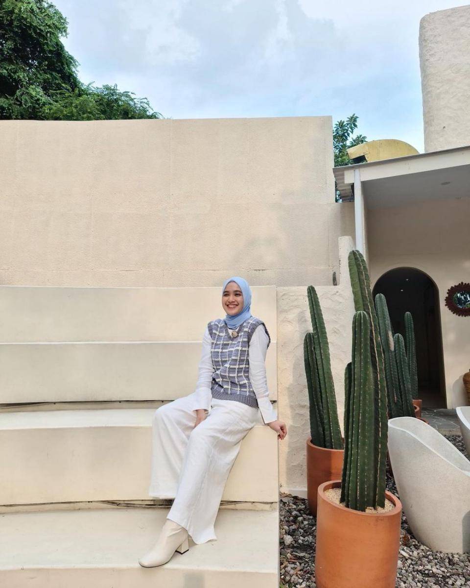 ide outfit hijab semi formal ala Cut Syifa (instagram.com/cutsyifaa)