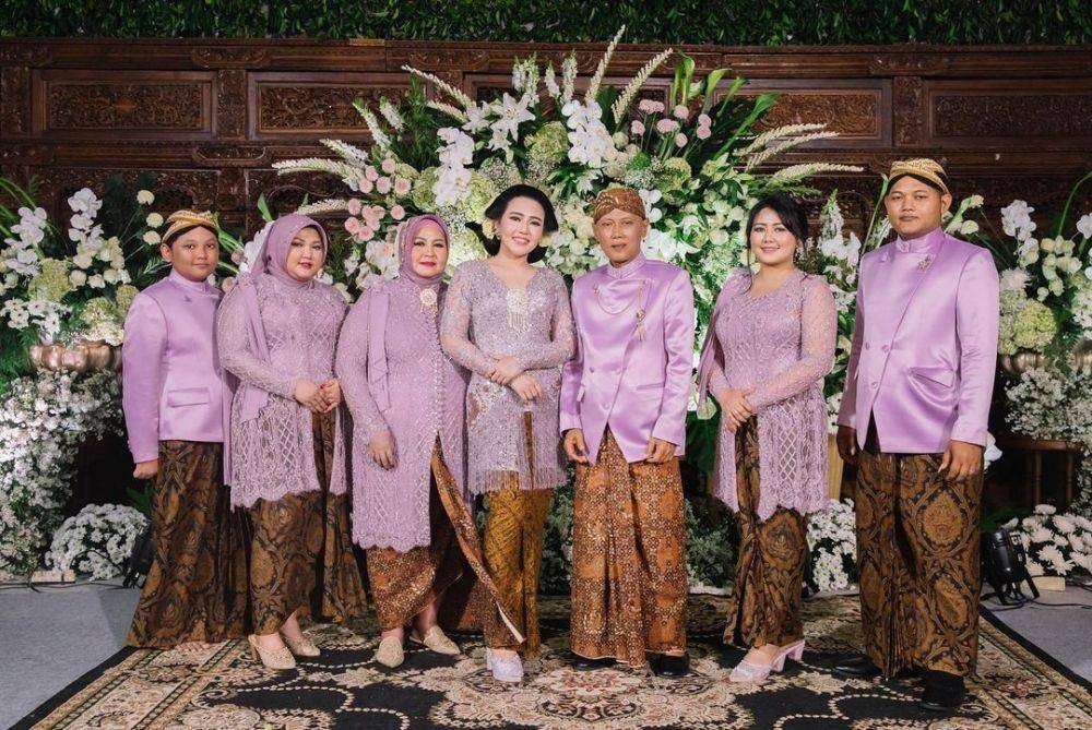 Seragam keluarga. (instagram.com/viavallen)