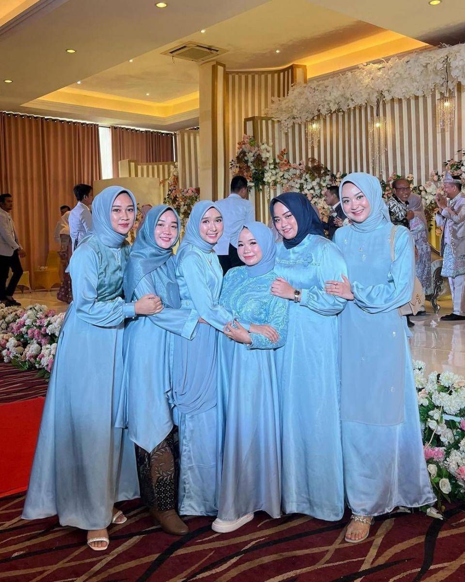 Dress dan kebaya bridesmaid. (instagram.com/dsyrhy)