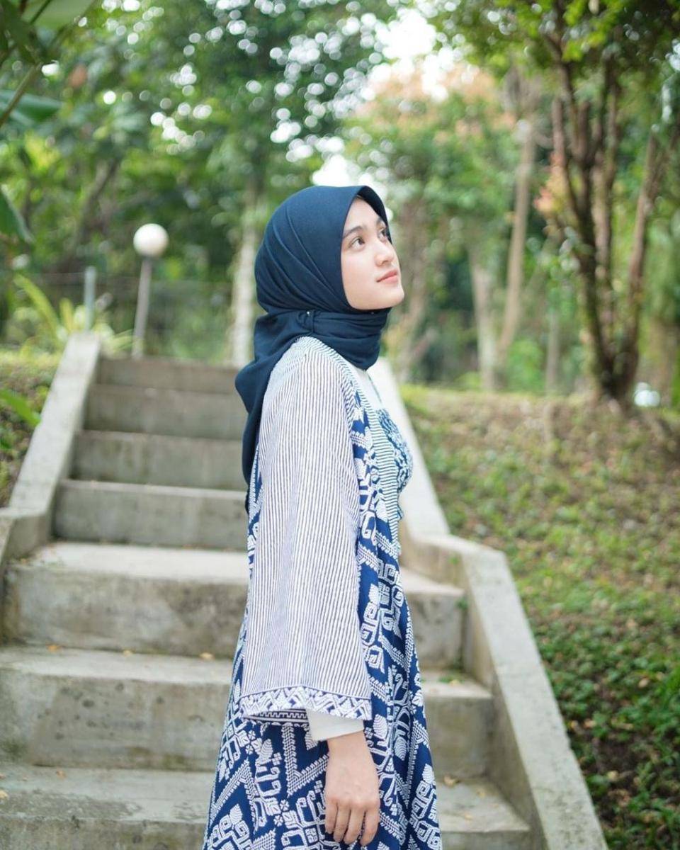 ide outfit hijab semi formal ala Cut Syifa (instagram.com/cutsyifaa)