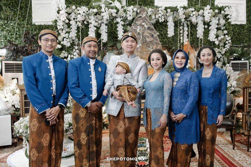 Seragam keluarga. (instagram.com/yorafebrina)