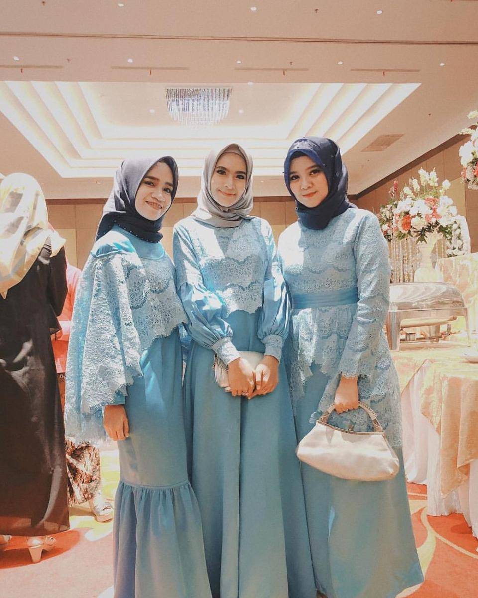 Dress dan kebaya bridesmaid. (instagram.com/fairuzsakinah)