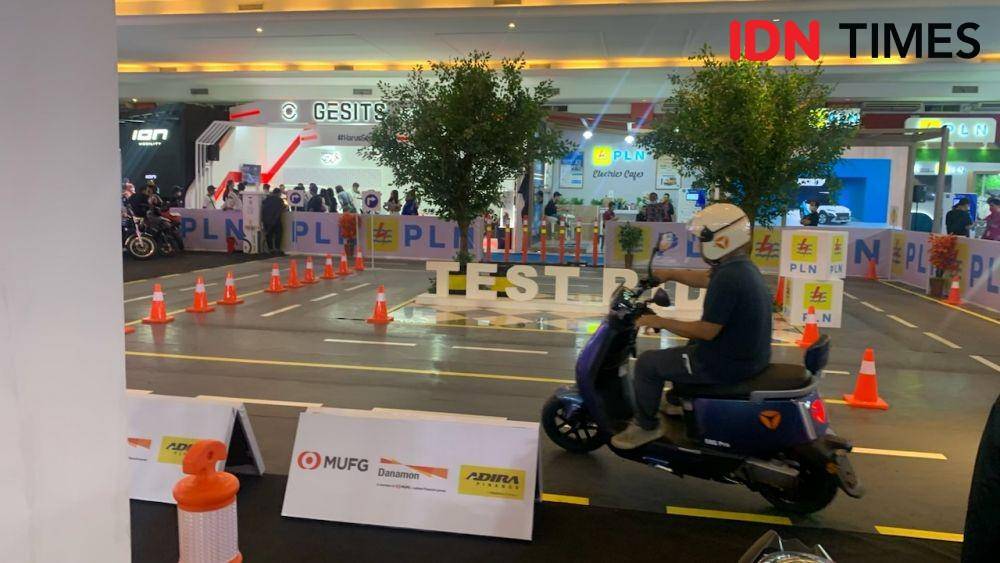Test ride motor listrik indoor di IIMS 2023 (IDN Times/Fadhliansyah)
