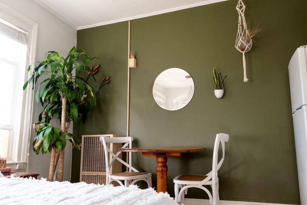 ide desain kamar tidur bernuansa hijau (unsplash.com/Andrea Davis)