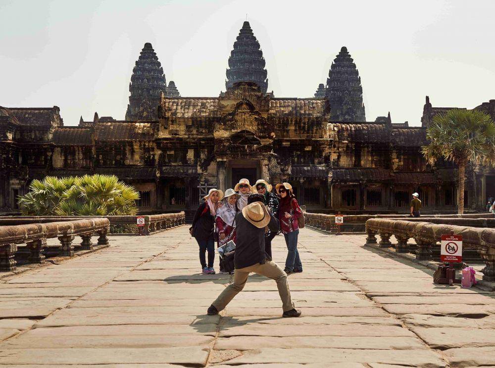 ilustrasi sekelompok orang sedang berfoto (unsplash.com/Norbert Braun)