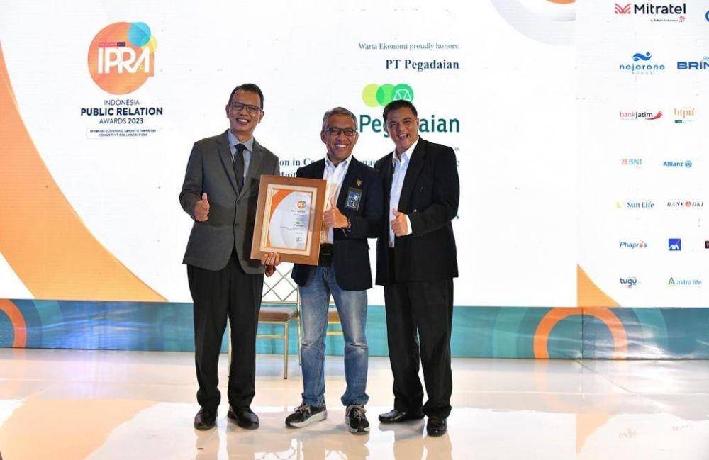 Tim Komunikasi Perusahaan PT Pegadaian meraih penghargaan Best Public Relations in Company Management on Strategic Initiatives to Increase Financial Inclusion, dalam ajang Insan Public Relations Perusahaan (IPRA) yang dihelat oleh Warta Ekonomi di Thamrin Nine Ballroom Jakarta, Jumat (24/2). (Dok. Pegadaian)