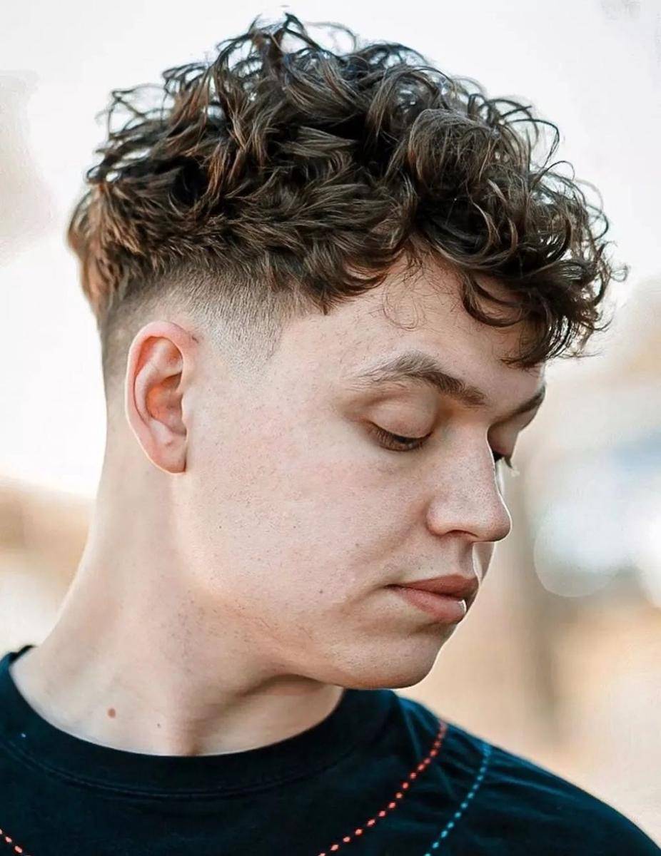 Gaya rambut Fluffy with low fade untuk wajah bulat (pinterest.com)