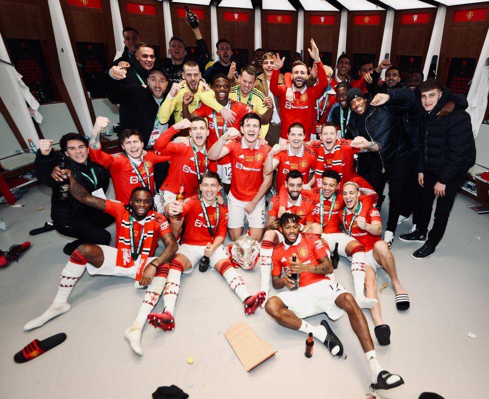 Pemain Manchester United saat melakukan selebrasi usai meraih trofi di Carabao Cup 2022/23. (Twitter/@ManUtd)