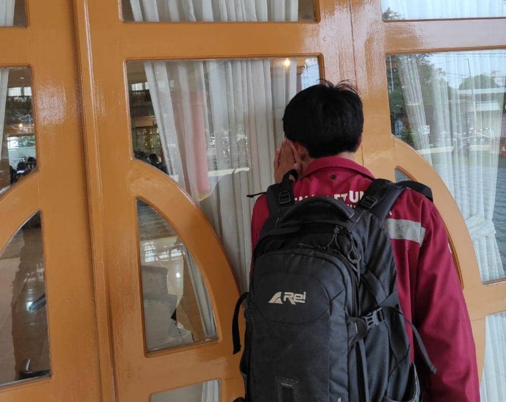 (Mahasiswa UNSRI yang menunggu di luar gedung saat hendak menemui WR III) IDN Times/Istimewa