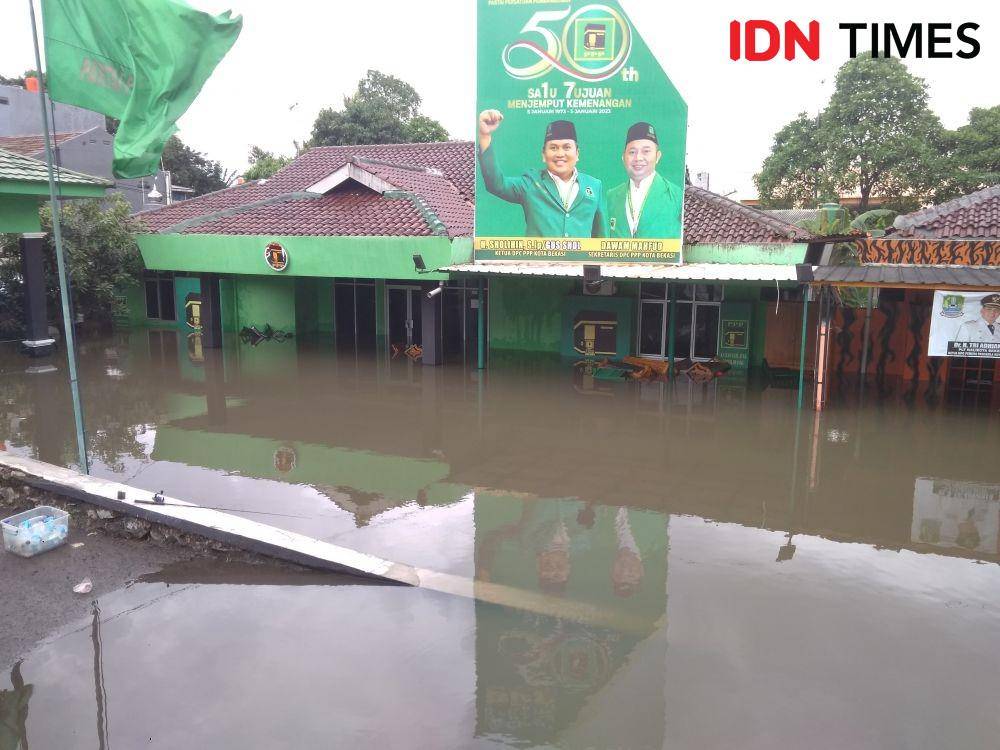 Kantor PPP Kota Bekasi terendam banjir. (IDN Times/Imam Faishal)