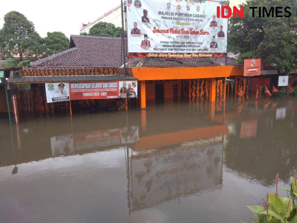 Kantor Ormas di Bekasi Terendam banjir. (IDN Times/Imam Faishal)