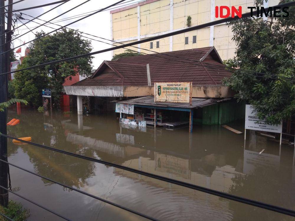 Sekretariat organisasi mahasiswa di Bekasi terendam banjir. (IDN Times/Imam Faishal)