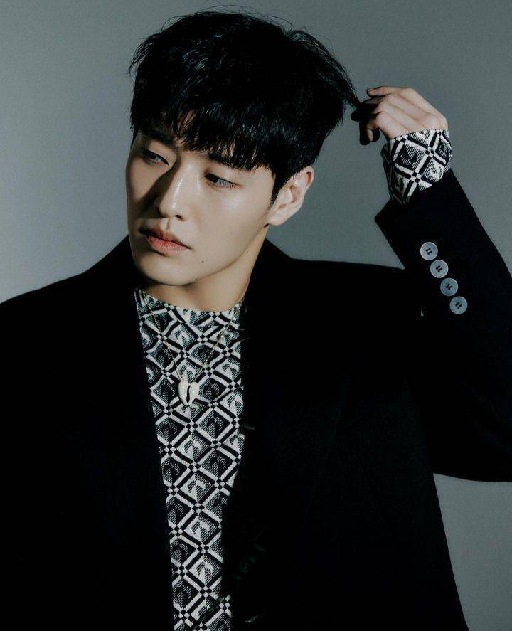 Kang Ha Neul (instagram.com/kanghaneul_official)