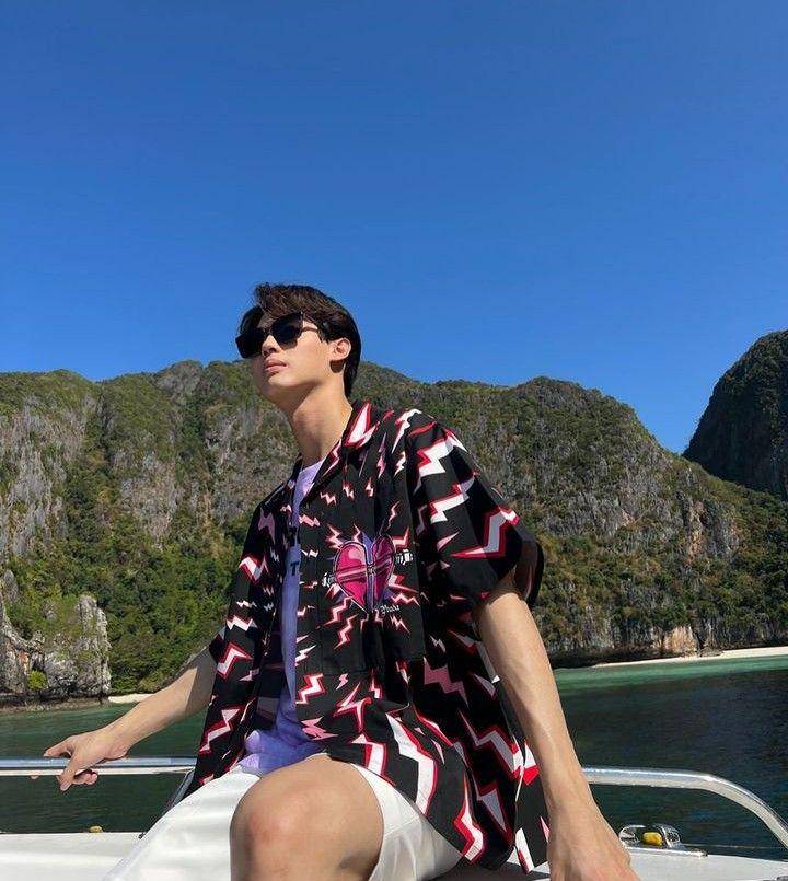 outfit short pants ala Win Metawin (instagram.com/winmetawin)