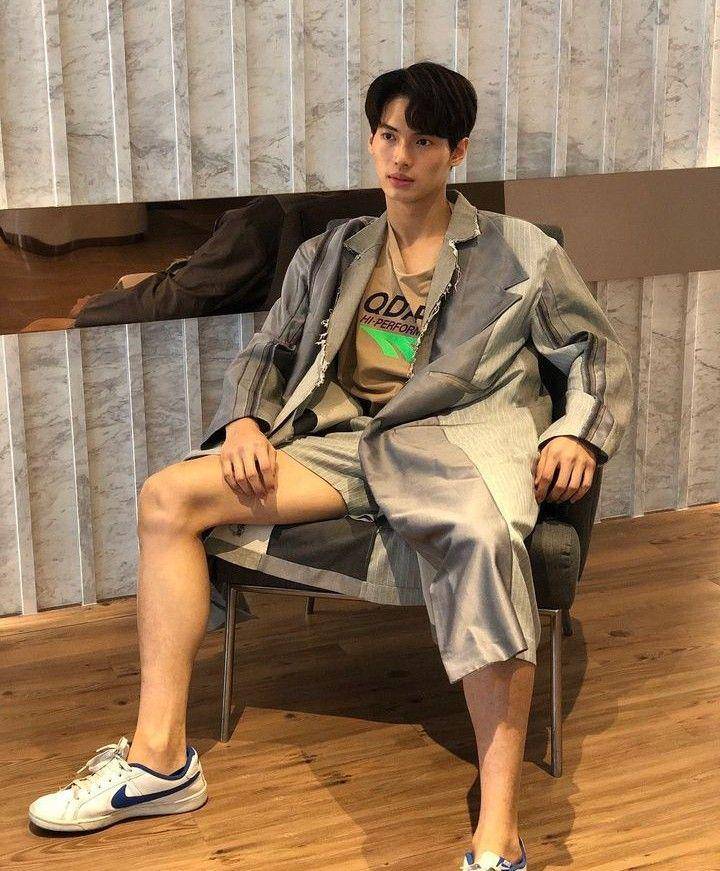 outfit short pants ala Win Metawin (instagram.com/winmetawin)