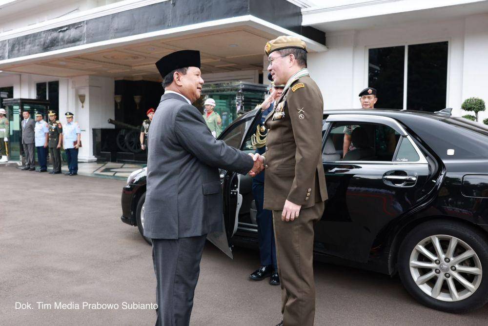 Menteri Pertahanan Prabowo Subianto ketika menerima kunjungan Panglima Angkatan Bersenjata (Pangab) Singapura, Jenderal Melvyn Ong di kantor Kemhan. (Dokumentasi Kementerian Pertahanan)