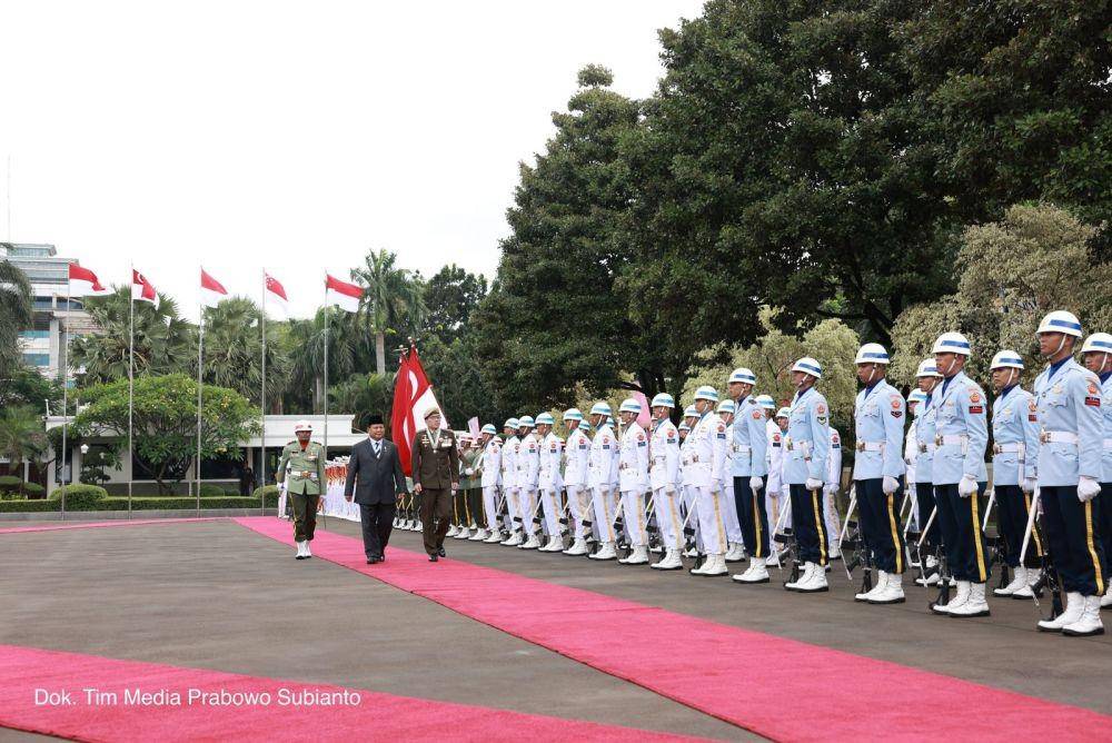 Menteri Pertahanan Prabowo Subianto ketika menerima kunjungan Panglima Angkatan Bersenjata (Pangab) Singapura, Jenderal Melvyn Ong di kantor Kemhan. (Dokumentasi Kementerian Pertahanan)