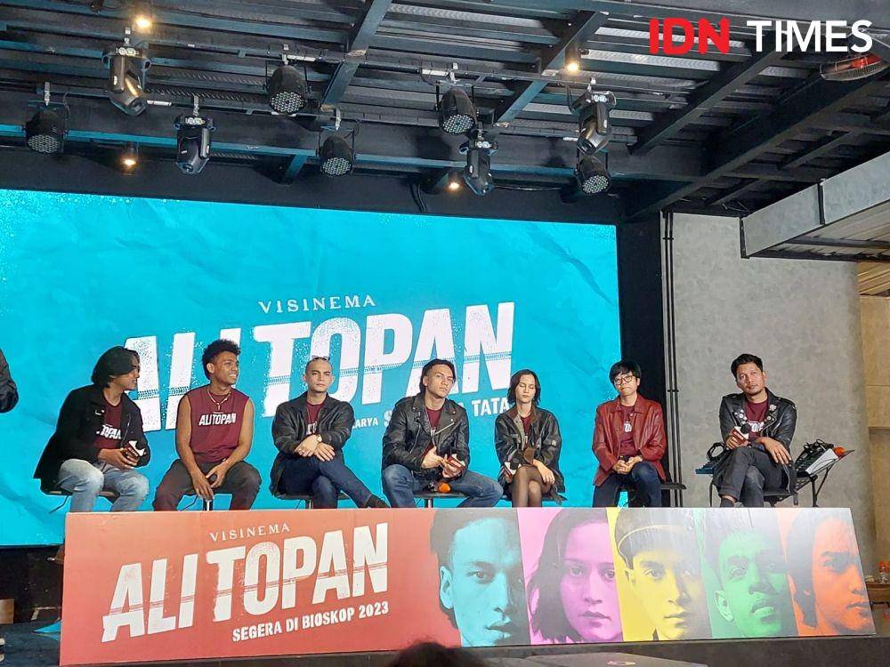 Film Ali Topan saat konferensi pers di Kopi Bajawa Flores Kemang, Jakarta Selatan pada Senin, 27 Februari 2023. (IDN Times/Erfah Nanda)