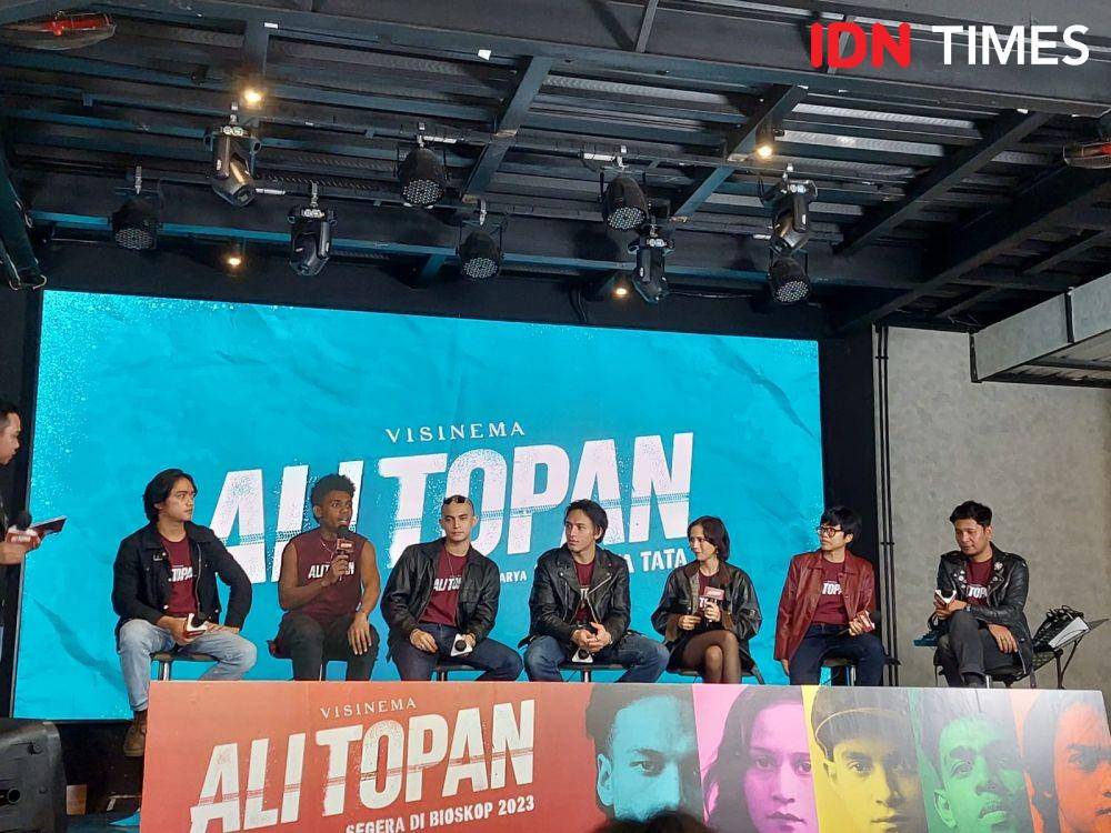 Film Ali Topan saat konferensi pers di Kopi Bajawa Flores Kemang, Jakarta Selatan pada Senin, 27 Februari 2023. (IDN Times/Erfah Nanda)
