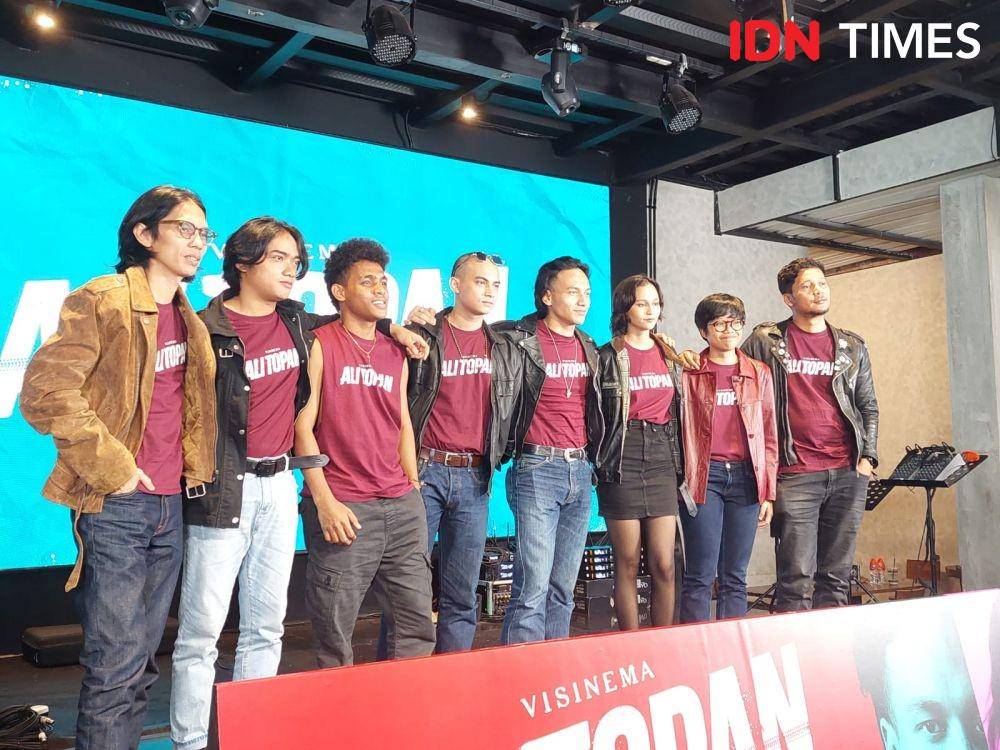 Film Ali Topan saat konferensi pers di Kopi Bajawa Flores Kemang, Jakarta Selatan pada Senin, 27 Februari 2023. (IDN Times/Erfah Nanda)