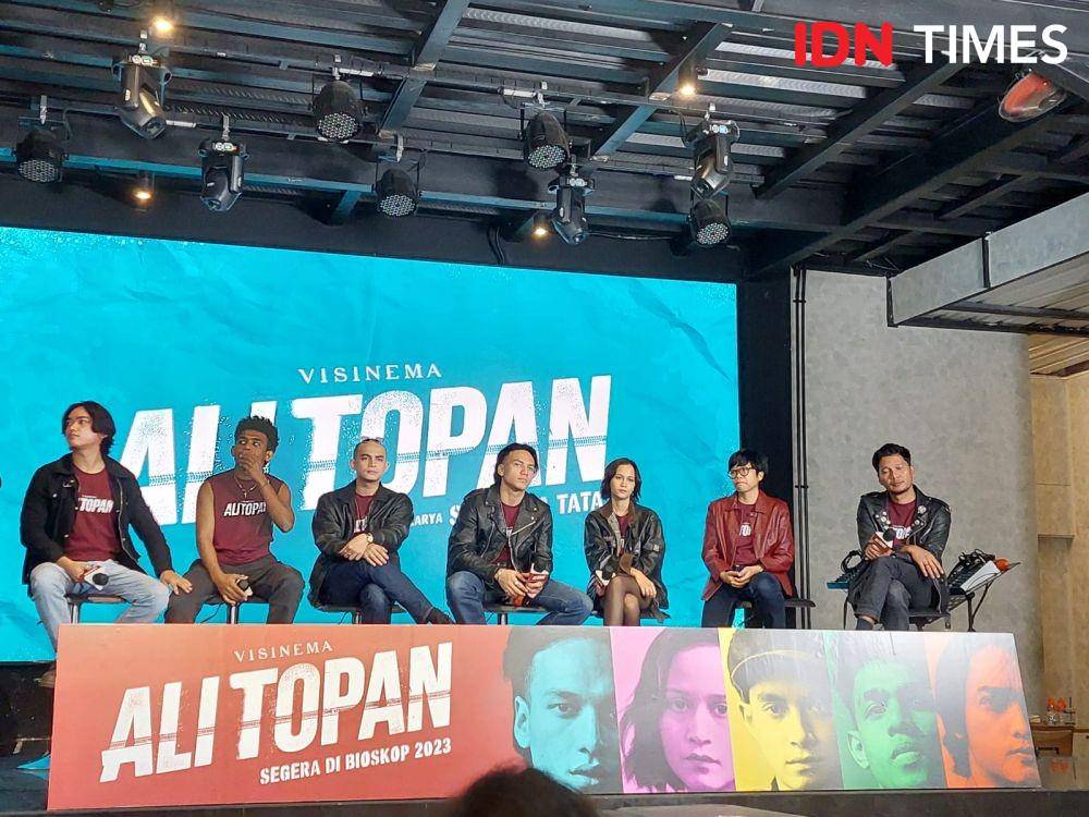 Film Ali Topan saat konferensi pers di Kopi Bajawa Flores Kemang, Jakarta Selatan pada Senin, 27 Februari 2023. (IDN Times/Erfah Nanda)